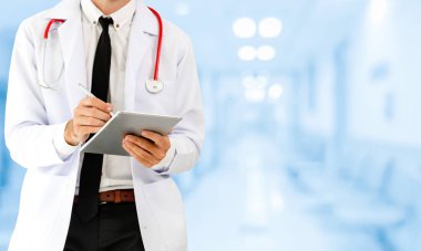 Hastanede tablet bilgisayar kullanan bir doktor. Sağlık ve doktor hizmetleri.