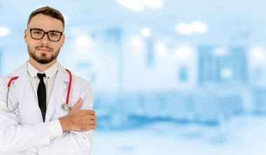 Hastanede çalışan genç bir erkek doktor. Sağlık ve doktor hizmetleri.