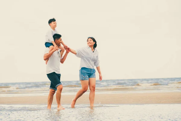 Lycklig Familj Far Mor Och Son Går Semester Tropisk Sandstrand — Stockfoto