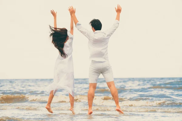 Joyeux Couple Voyageant Lune Miel Sur Une Plage Sable Tropical — Photo