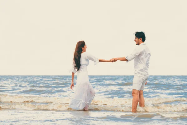 Pareja Feliz Viajando Luna Miel Playa Arena Tropical Verano — Foto de Stock