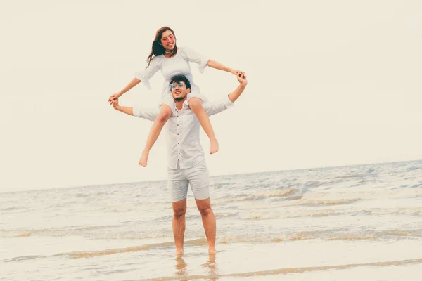 Pareja Feliz Viajando Luna Miel Playa Arena Tropical Verano —  Fotos de Stock