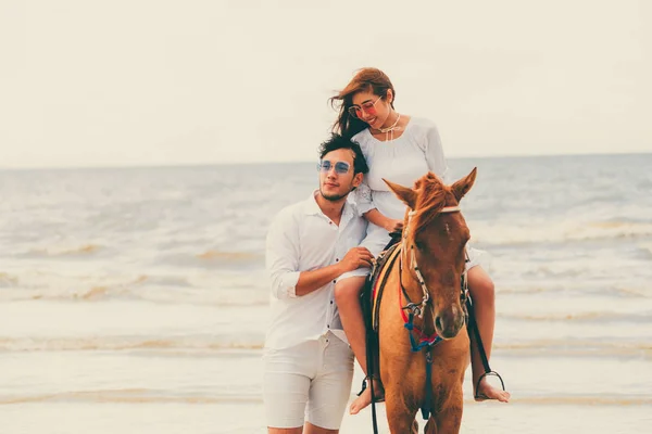 Jovem Casal Vai Lua Mel Cavalo Montando Praia Férias Verão — Fotografia de Stock