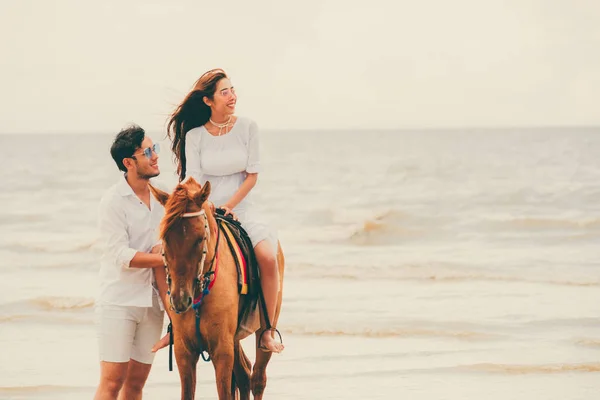 Young Couple Goes Honeymoon Horse Riding Beach Summer Vacation — Stock Photo, Image