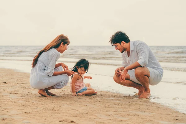 Feliz Familia Padre Madre Hijos Vacaciones Una Playa Arena Tropical — Foto de Stock