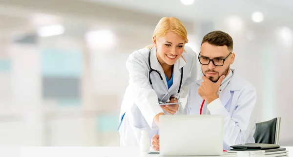 Médico Trabalhando Com Computador Portátil Escritório Tendo Discussão Com Outro — Fotografia de Stock