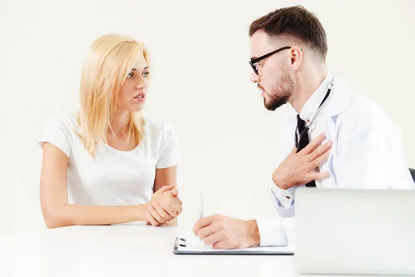 Male Doctor Talks Female Patient Hospital Office While Writing Patients — Stock Photo, Image