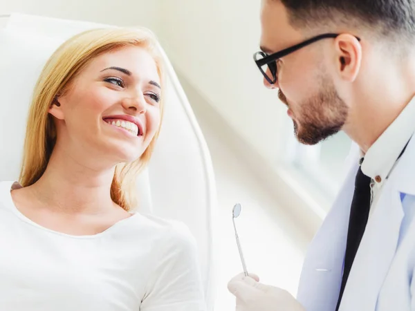 Junge Hübsche Zahnärztin Spricht Mit Einer Glücklichen Patientin Die Auf — Stockfoto