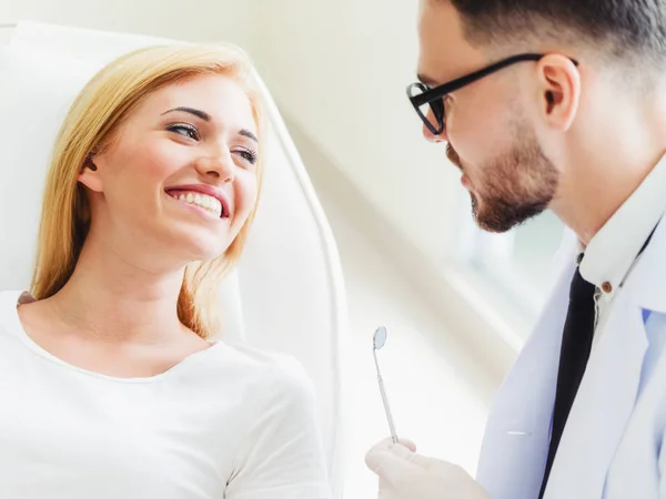 Young Handsome Dentist Talks Happy Woman Patient Sitting Dentist Chair — Stock Photo, Image