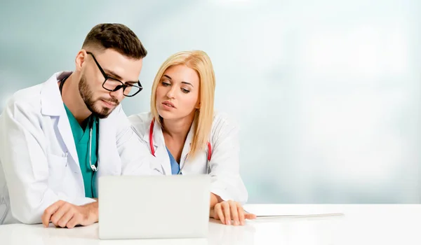 Médico Trabalhando Com Computador Portátil Escritório Tendo Discussão Com Outro — Fotografia de Stock