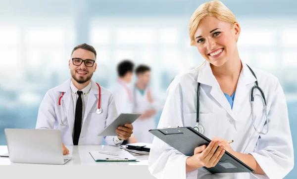 Ärzte Krankenhaus Arbeiten Mit Partnern Zusammen Medizinische Versorgung Und Ärztliche — Stockfoto