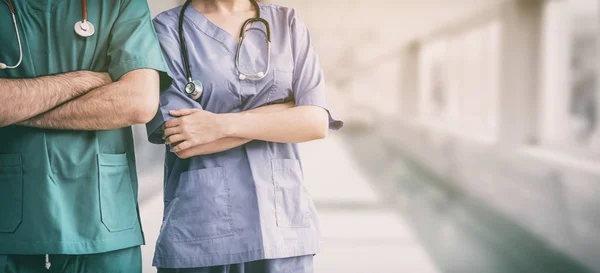 Två Sjukhusstaber Kirurg Läkare Eller Sjuksköterska Som Står Med Armarna — Stockfoto