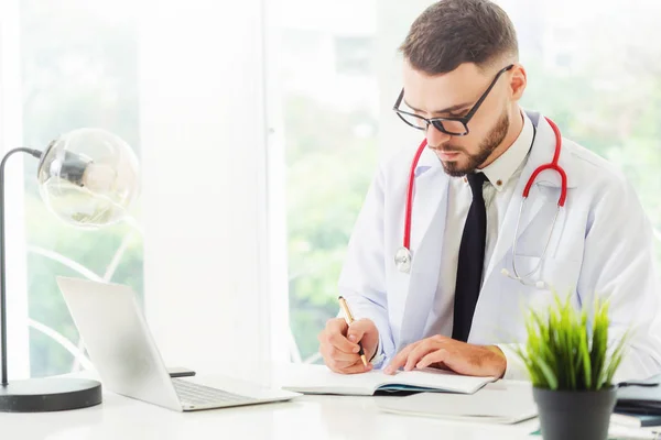 Doctor Trabajando Computadora Portátil Mesa Oficina Hospital Concepto Médico Sanitario — Foto de Stock