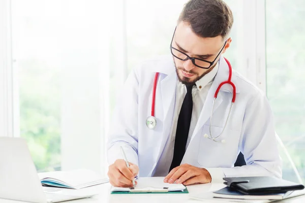 Médico Trabalhar Num Computador Portátil Mesa Escritório Hospital Conceito Médico — Fotografia de Stock