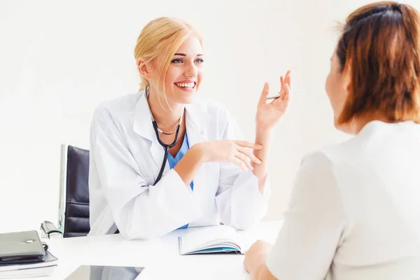 Vrouwelijke Patiënt Bezoekt Vrouw Arts Gynaecoloog Tijdens Gynaecologie Check Kantoor — Stockfoto