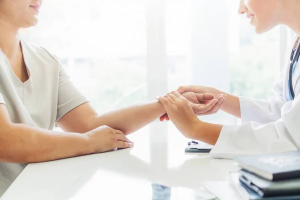 Patiente Consulte Une Femme Médecin Gynécologue Lors Examen Gynécologique Bureau — Photo