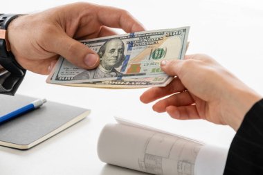 İşadamı el başka bir iş kişiye para gönderme. Hareket, ödeme, maaş ve bankacılık kavramı.