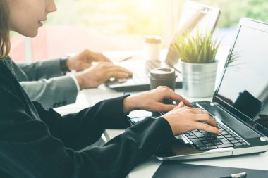 İş adamı yöneticisi, modern işyerinde çalışan bir iş kadınıyla görüşmede. Şirket ortaklığı konsepti..