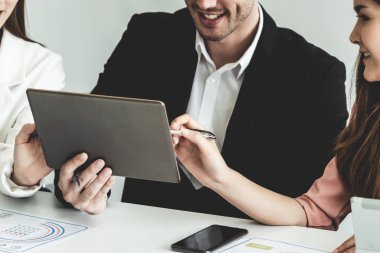 İş adamı, modern işyerindeki iş kadınlarıyla görüşmede. Şirket ortaklığı konsepti..