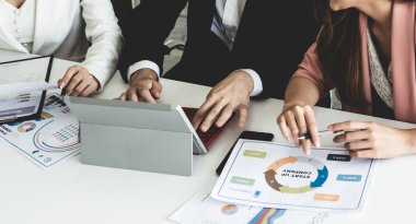 İş adamı, modern işyerindeki iş kadınlarıyla görüşmede. Şirket ortaklığı konsepti..
