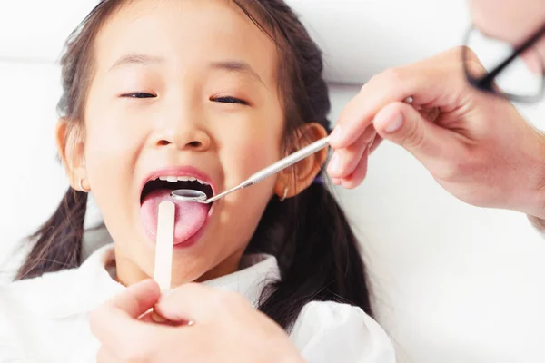 Freundliche Junge Zahnärztin Die Fröhliche Kinderzähne Der Zahnklinik Untersucht Zahnmedizinisches — Stockfoto