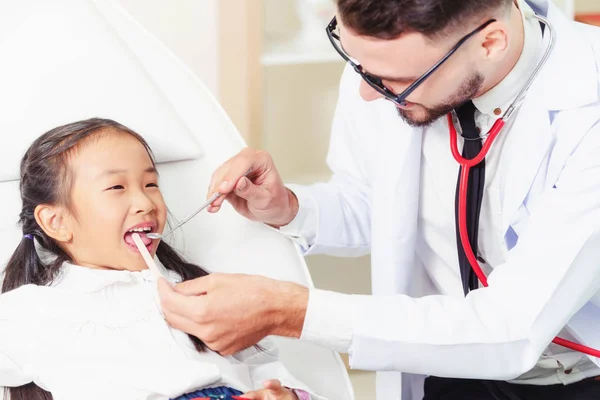 Amistoso Dentista Joven Examinando Los Dientes Infantiles Felices Clínica Dental — Foto de Stock