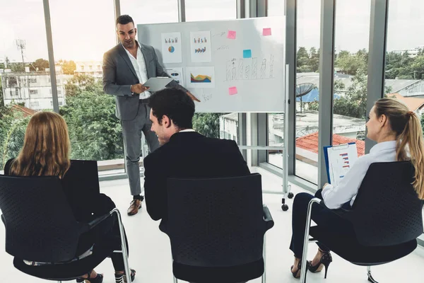 Mujeres Negocios Hombres Negocios Que Asisten Conferencia Reunión Grupo Sala — Foto de Stock