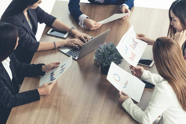 Zakenvrouw Groepsvergadering Discussie Met Andere Zakenvrouwen Collega Modern Kantoor Werkplek — Stockfoto