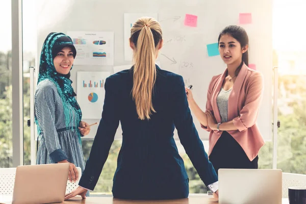 Grupo Trabajo Multicultural Equipo Empresarias Diferentes Etnias Caucásicas Asiáticas Árabes —  Fotos de Stock