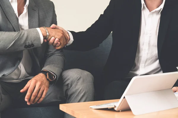 Handshake Empresário Com Outro Parceiro Negócios Escritório Moderno Local Trabalho — Fotografia de Stock