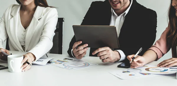 Zakenman Gesprek Met Collega Zakenvrouwen Het Moderne Kantoor Werkplek Mensen — Stockfoto