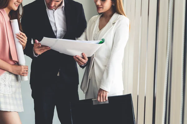 Zakenman Gesprek Met Collega Zakenvrouwen Het Moderne Kantoor Werkplek Mensen — Stockfoto