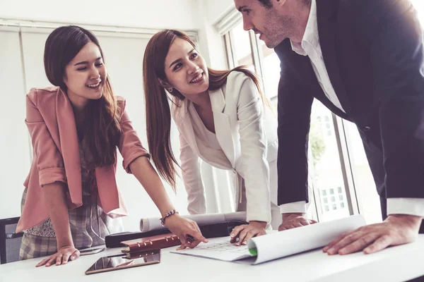 Empresario Está Reunión Discusión Con Colegas Empresarias Oficina Trabajo Moderno — Foto de Stock