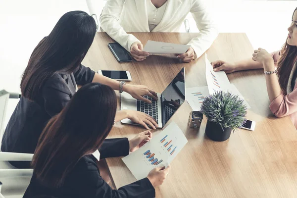 Empresária Reunião Grupo Discussão Com Outros Colegas Empresasmulheres Escritório Moderno — Fotografia de Stock