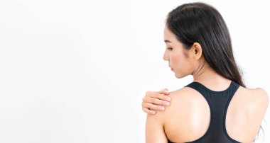 Sportif kadın fitness spor omzundan dokunmadan. Sağlıklı yaşam konsepti.