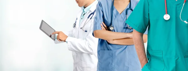 Gesundheitswesen Professioneller Arzt Der Krankenhausbüros Oder Kliniken Mit Anderen Ärzten — Stockfoto