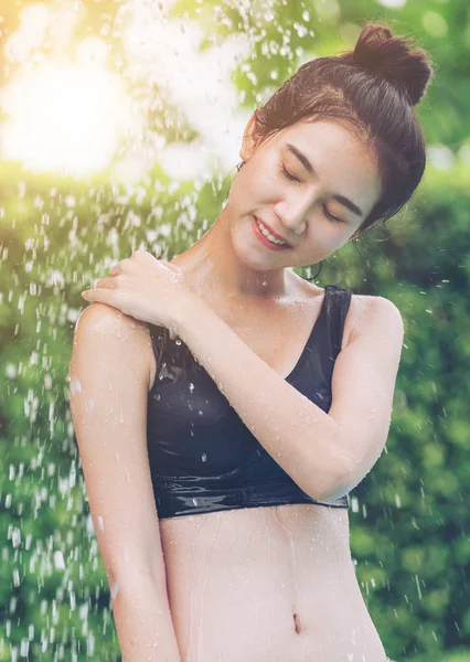 Mladá Žena Osprchování Plaveckém Bazénu Luxusním Hotelu Resort Cestování Letní — Stock fotografie
