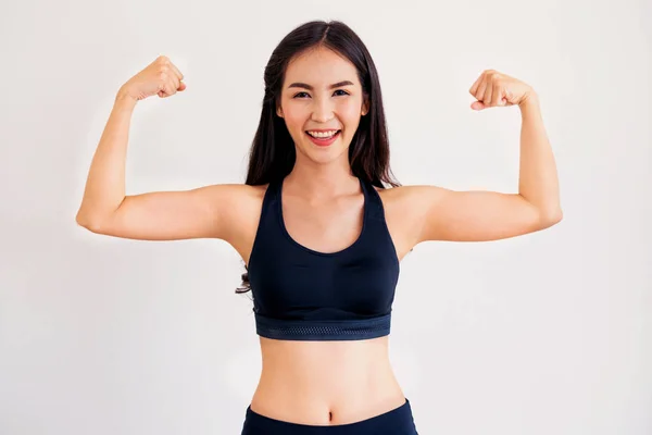 在健身房里有坚强而自信的亚洲女人 健康的生活方式理念 — 图库照片
