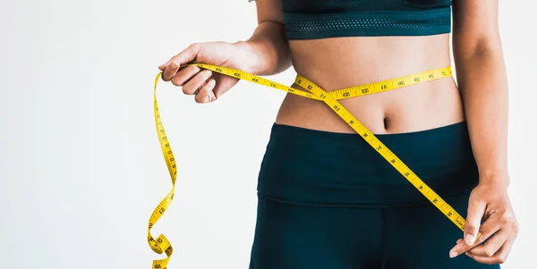 Primer Plano Mujer Con Cuerpo Delgado Midiendo Cintura Torso Nutrición —  Fotos de Stock