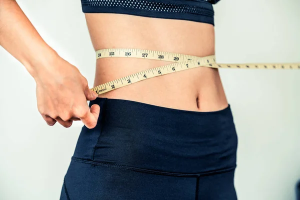 一个身材纤细的女人的近照 她的腰围和躯干尺寸 健康营养和减肥概念 — 图库照片