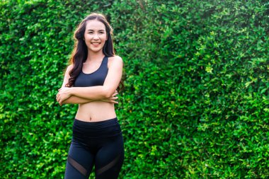 Genç kadının sabah egzersiz genel Park yapması spor. Sağlıklı yaşam konsepti.