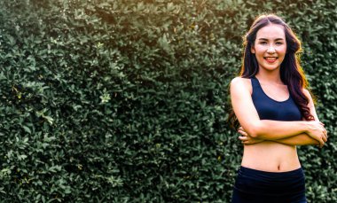 Genç kadının sabah egzersiz genel Park yapması spor. Sağlıklı yaşam konsepti.