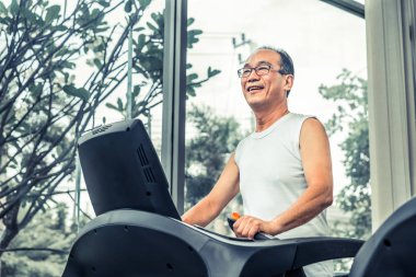 Komuta sizde egzersiz fitness Center'da koşu bandı üzerinde. Olgun sağlıklı yaşam tarzı.