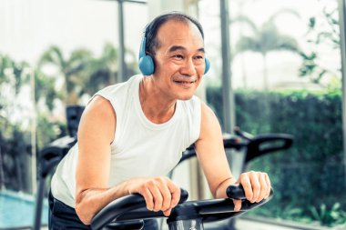 Komuta sizde egzersiz fitness Center'da Bisiklete binme makinede. Olgun sağlıklı yaşam tarzı.