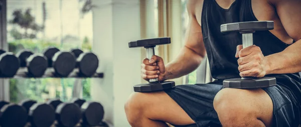 Μυώδης Άνδρας Bodybuilder Στο Γυμναστήριο Γυμναστήριο Προπόνηση Αλτήρες Υγιή Τρόπο — Φωτογραφία Αρχείου