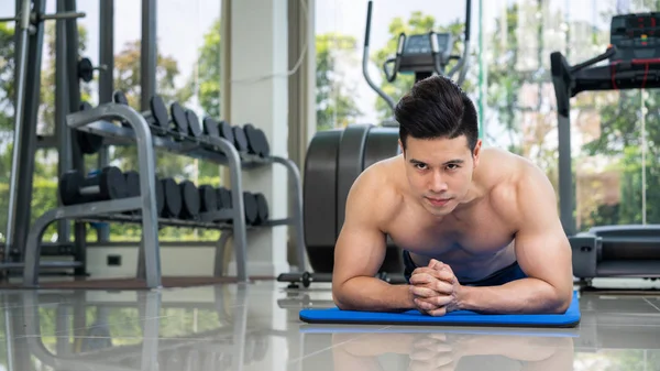 Νεαρός Bodybuilder Κάνει Ώθησης Στο Γυμναστήριο Υγιεινού Τρόπου Ζωής Και — Φωτογραφία Αρχείου