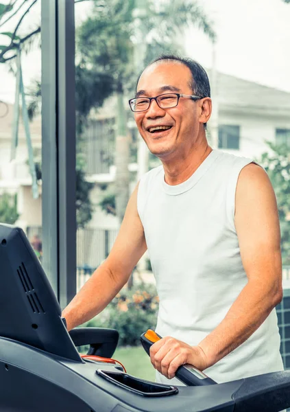 Esercizio Dell Uomo Anziano Sul Tapis Roulant Nel Centro Fitness — Foto Stock