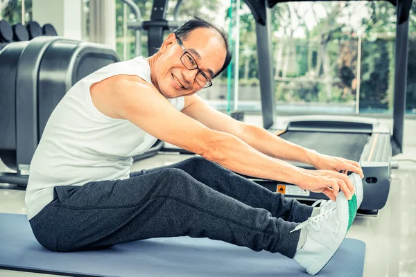 Senior Man Lichaam Die Zich Uitstrekt Het Fitnesscentrum Gezonde Levensstijl — Stockfoto