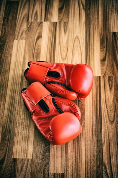 Guantes Boxeo Rojos Sobre Fondo Madera Concepto Deporte Estilo Vida — Foto de Stock