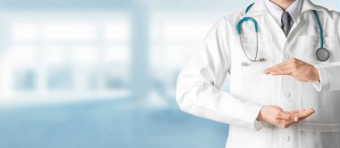 Hastanedeki erkek doktor metnin ve tasarımın için fotokopi alanı oluşturmak için avuç içini açıyor. Sağlık sektörü ve doktor hizmetleri.